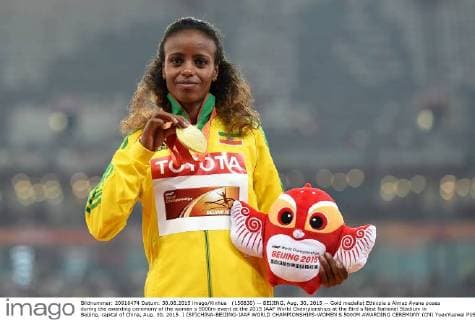 (150830) -- BEIJING, Aug. 30, 2015 -- Gold medalist Ethiopia s Almaz Ayana poses during the awarding ceremony of the women s 5000m event at the 2015 IAAF World Championships at the Bird s Nest National Stadium in Beijing, capital of China, Aug. 30, 2015. ) (SP)CHINA-BEIJING-IAAF WORLD CHAMPIONSHIPS-WOMEN S 5000M AWARDING CEREMONY (CN) YuexYuewei 