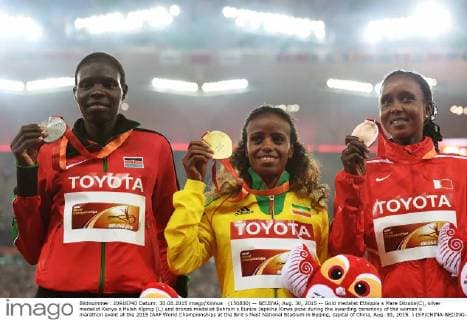 (150830) -- BEIJING, Aug. 30, 2015 -- Gold medalist Ethiopia s Mare Dibaba(C), silver medalist Kenya s Helah Kiprop (L) and bronze medalist Bahrain s Eunice Jepkirui Kirwa pose during the awarding ceremony of the women s marathon event at the 2015 IAAF World Championships at the Bird s Nest National Stadium in Beijing, capital of China, Aug. 30, 2015. ) (SP)CHINA-BEIJING-IAAF WORLD CHAMPIONSHIPS-WOMEN S MARATHON AWARDING CEREMONY (CN) YuexYuewei 