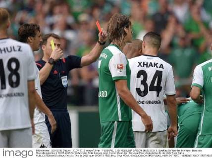 FUSSBALL 1. BUNDESLIGA SAISON 2015 2016 3. Spieltag SV Werder Bremen - Borussia Moenchengladbach 30.08.2015 Schiedsrichter Felix Zwayer zeigt Granit Xhaka (re, Borussia Moenchengladbach) die Gelb-Rote Karte 