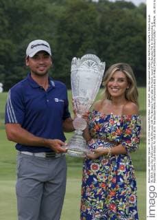 Aktuell Golf, Jason Day gewinnt Auftakt der FedExCup-Playoffs in Edison August 30, 2015: Jason Day (AUS) and his wife Ellie pose with The Barclays Trophy after the fourth round of The Barclays Fed Ex Championship at Plainfield Country Club in Edison, NJ. GOLF 2015: The Barclays Fed Ex Championship AUG 30 - ZUMAc04_