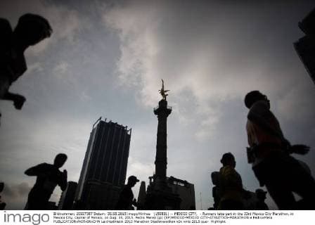 (150831) -- MEXICO CITY, - Runners take part in the 33rd Mexico City Marathon, in Mexico City, capital of Mexico, on Aug. 30, 2015. Pedro Mera) (jp) (SP)MEXICO-MEXICO CITY-ATHLETICS-MARATHON e PedroxMera 