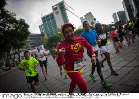 (150831) -- MEXICO CITY, - Runners take part in the 33rd Mexico City Marathon, in Mexico City, capital of Mexico, on Aug. 30, 2015. Pedro Mera) (jp) (SP)MEXICO-MEXICO CITY-ATHLETICS-MARATHON e PedroxMera 