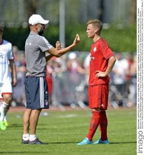 30.08.2015, Fussball 1.Bundesliga 2015 2016, Traumspiel, Fanclub Red Power - FC Bayern München, im Donau-Wald-Stadion Deggendorf. Trainer Pep Guardiola (FC Bayern München) spricht in der Pause mit Joshua Kimmich (FC Bayern München). 
