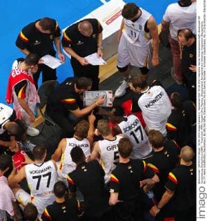 Basketball Köln 30.08.2015 Deutsche Herren Nationalmannschaft Länderspiel EM Vorbereitung Deutschland (GER) - Frankreich (FRA) Auszeit Chris Fleming (Deutschland, Bundestrainer) Johannes Voigtmann (Deutschland, No.77) Heiko Schaffartzik (Deutschland, No.08) Nils Giffey (Deutschland, No.05) Dennis Schröder Schroeder (Deutschland, No.17) Dirk Nowitzki (Deutschland, No.14) Alex King (Deutschland, No.07) Karsten Tadda (Deutschland, No.09) Tibor Pleiß Pleiss (Deutschland, No.11) Alex Jensen (Deutschland, Assistenztrainer) Henrik Rödl (Deutschland, Assistenztrainer)