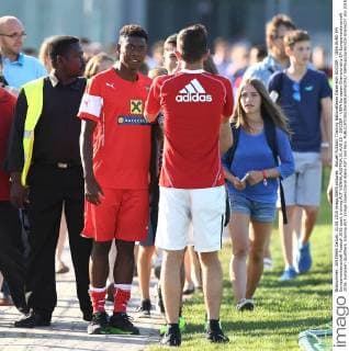 Aktuell Fußball, Training Nationalteam Österreich SOCCER - UEFA EURO EM Europameisterschaft Fussball 2016 quali, training AUT VIENNA,AUSTRIA,31.AUG.15 - SOCCER - UEFA European Championship EM Europameisterschaft 2016, European Qualifiers, training AUT. Image shows David Alaba AUT) and fans. GEPAxpictures xChristianxOrt