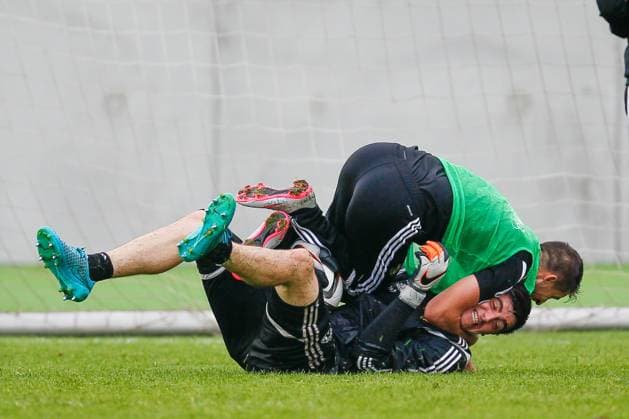 Aktuell Fußball, Training Nationalteam Belgien - BRUSSELS, BELGIUM: Belgium s goalkeeper Thibaut Courtois and Belgium s Kevin Mirallas pictured during a training session of Belgian national soccer team Red Devils, Monday 31 August 2015, in Brussels. Red Devils will play Euro 2016 qualification games against Bosnia and Cyprus. BRUNOxFAHY  x04691327x