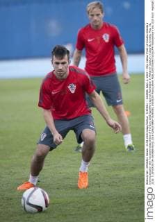 (150901) -- ZAGREB, Sept. 1, 2015 -- Mijo Caktas (front) of Croatia attends a training session with his teammates ahead of the Euro 2016 qualifiers against Azerbaijan at Maksimir stadium in Zagreb, Croatia, Aug. 31, 2015. ) (SP)CROATIA-ZAGREB-EURO 2016 QUALIFIERS-TRAINING SESSION MisoxLisanin 