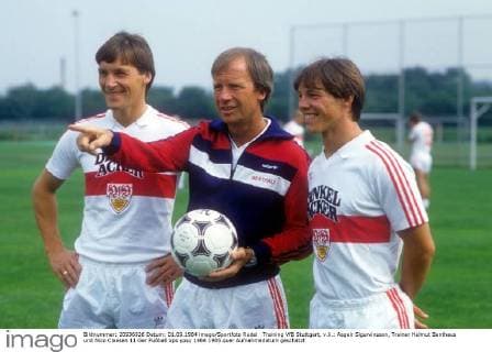 Training VfB Stuttgart, v.li.: Asgeir Sigurvinsson, Trainer Helmut Benthaus und Nico Claesen