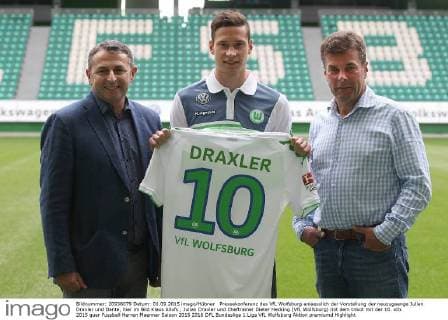 Pressekonferenz des VfL Wolfsburg anlaesslich der Vorstellung der neuzugaenge Julian Draxler und Dante, hier im Bild Klaus Allofs , Julian Draxler und Cheftrainer Dieter Hecking (VfL Wolfsburg) mit dem trikot mit der 10.