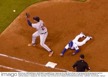 September 01, 2015: Jarrod Dyson 1 of the Kansas City Royals beats the tag from Miguel Cabrera 24 of the Detroit Tigers during the MLB Baseball Herren USA game between the Detroit Tigers and the Kansas City Royals at Kauffman Stadium in Kansas City, MO. MLB 2015: Tigers vs Royals SEP 01 - ZUMAc04_