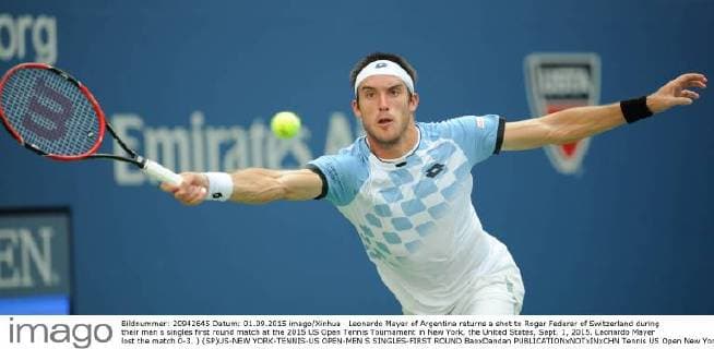 Leonardo Mayer of Argentina returns a shot to Roger Federer of Switzerland during their men s singles first round match at the 2015 US Open Tennis Tournament in New York, the United States, Sept. 1, 2015. Leonardo Mayer lost the match 0-3. ) (SP)US-NEW YORK-TENNIS-US OPEN-MEN S SINGLES-FIRST ROUND BaoxDandan 