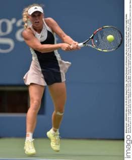 Caroline Wozniacki of Denmark returns a shot to Jamie Loeb of the United States during their women s singles first round match at the 2015 US Open Tennis Tournament in New York, the United States, Sept. 1, 2015. Wozniacki won 2-0. ) (SP)US-NEW YORK-TENNIS-US OPEN-WOMEN S SINGLES-FIRST ROUND BaoxDandan 