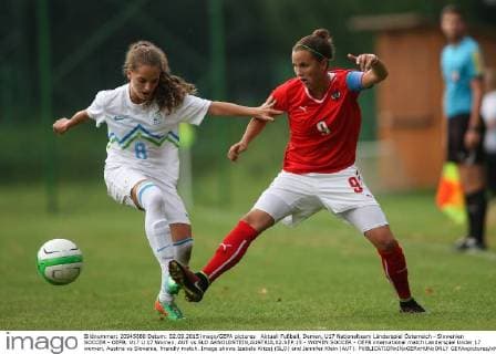 Aktuell Fußball, Damen, U17 Nationalteam Länderspiel Österreich - Slowenien SOCCER - OEFB, U17 U 17 Women, AUT vs SLO ARNOLDSTEIN,AUSTRIA,02.SEP.15 - WOMEN SOCCER - OEFB international match Länderspiel Under 17 women, Austria vs Slovenia, friendly match. Image shows Izabela Krizaj (SLO) and Jennifer Klein (AUT). GEPAxpictures xMaticxKlansek