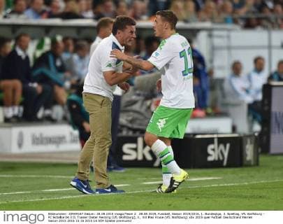 28.08.2015, Fussball, Saison 2015 2016, 1. Bundesliga, 3. Spieltag, VfL Wolfsburg - FC Schalke 04 3:0, Trainer Dieter Hecking (VfL Wolfsburg), li., mit Max Kruse (VfL Wolfsburg)