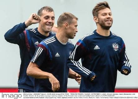 MOSCOW REGION, RUSSIA. SEPTEMBER 3, 2015. Artyom Dzyuba, Vasily Berezutsky and Fyodor Smolov (L-R) practice during a training session of the Russian men s national football team ahead of a UEFA EURO EM Europameisterschaft Fussball 2016 qualifying match against Sweden at the Arena Khimki Stadium. Vasily Ponomarev TASS  TS00CE08