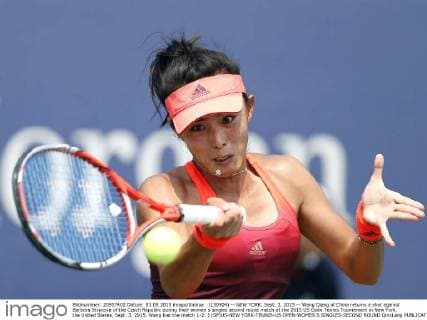 (150904) -- NEW YORK, Sept. 3, 2015 -- Wang Qiang of China returns a shot against Barbora Strycova of the Czech Republic during their women s singles second round match at the 2015 US Open Tennis Tournament in New York, the United States, Sept. 3, 2015. Wang lost the match 1-2. ) (SP)US-NEW YORK-TENNIS-US OPEN-WOMEN S SINGLES-SECOND ROUND QinxLang 