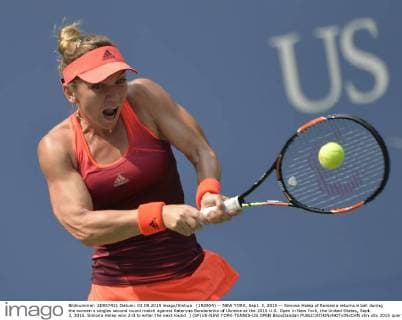 (150904) -- NEW YORK, Sept. 3, 2015 -- Simona Halep of Romania returns a ball during the women s singles second round match against Kateryna Bondarenko of Ukraine at the 2015 U.S. Open in New York, the United States, Sept. 3, 2015. Simona Halep won 2-0 to enter the next round. ) (SP)US-NEW YORK-TENNIS-US OPEN BaoxDandan 