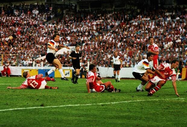 Fußball, EM Finale 1992 in Göteborg, Dänemark - Deutschland 2:0 Football - 1992 European Championship EM Europameisterschaft Final - Denmark 2 Germany 0 Andreas Thom of Germany, who came on as a substitute, shoots from the edge of the box, at the Ullevi, Gothenburg. 26 06 1992 