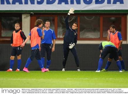 SOCCER - UEFA EURO EM Europameisterschaft Fussball 2016 quali, AUT vs MDA, preview VIENNA,AUSTRIA,04.SEP.15 - SOCCER - UEFA European Championship EM Europameisterschaft 2016, European Qualifiers, OEFB international match Länderspiel Austria vs Moldova, preview, training of team MDA. Image shows player from MDA and Ilie Cebanu (MDA). GEPAxpictures xChristianxOrt