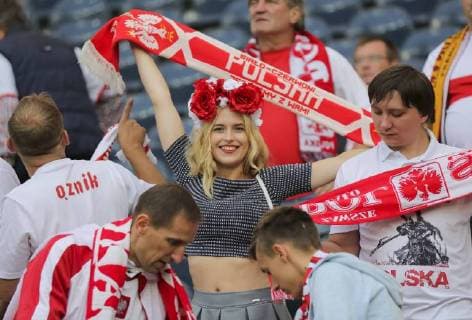 Fans, Fussballfans, supporters, spectators, Zuschauer, Jacke, Kutte, Weste, Fankurve Bemalung im Gesicht, Gesichtsbemalung, Schminke, junge hübsche Frau, Maedchen, sexy, aufreizend, Figur, hübsch, lacht, attraktiv, DEUTSCHLAND - POLEN (3 -1 ) Qualifikation Europameisterschaft, Euro 2016, Deutsche Fussball Nationalmannschaft, DFB am 04.09.2015 in Frankfurt.