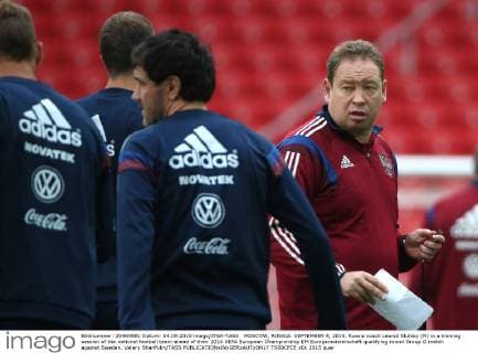 MOSCOW, RUSSIA. SEPTEMBER 4, 2015. Russia coach Leonid Slutsky (R) in a training session of the national football team ahead of their 2016 UEFA European Championship EM Europameisterschaft qualifying round Group G match against Sweden. Valery Sharifulin TASS  TS00CFCE