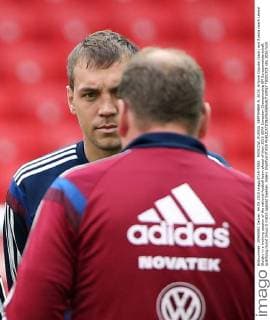 MOSCOW, RUSSIA. SEPTEMBER 4, 2015. Artyom Dzyuba (back) and Russia coach Leonid Slutsky in a training session of the national football team ahead of their 2016 UEFA European Championship EM Europameisterschaft qualifying round Group G match against Sweden. Valery Sharifulin TASS  TS00CFCF