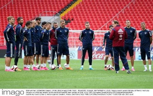 MOSCOW, RUSSIA. SEPTEMBER 4, 2015. Russia coach Leonid Slutsky (R front) instructs players in a training session of the national football team ahead of their 2016 UEFA European Championship EM Europameisterschaft qualifying round Group G match against Sweden. Valery Sharifulin TASS  TS00CFD0