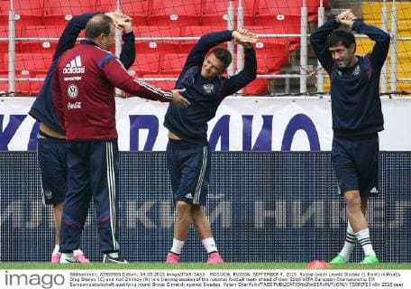 MOSCOW, RUSSIA. SEPTEMBER 4, 2015. Russia coach Leonid Slutsky (L front) instructs Oleg Sharov (C) and Yuri Zhirkov (R) in a training session of the national football team ahead of their 2016 UEFA European Championship EM Europameisterschaft qualifying round Group G match against Sweden. Valery Sharifulin TASS  TS00CFE3