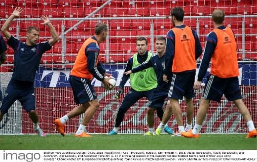 MOSCOW, RUSSIA. SEPTEMBER 4, 2015. Alexei Berezutsky, Vasily Berezutsky, Igor Akinfeyev, Igor Denisov, and Alexander Yerokhin (L-R) in a training session of the Russian national football team ahead of their 2016 UEFA European Championship EM Europameisterschaft qualifying round Group G match against Sweden. Valery Sharifulin TASS  TS00CFEF