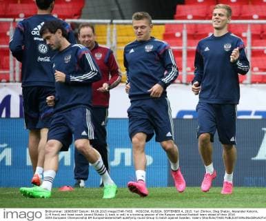 MOSCOW, RUSSIA. SEPTEMBER 4, 2015. Yuri Zhirkov, Oleg Shatov, Alexander Kokorin, (L-R front) and head coach Leonid Slutsky (L back in red) in a training session of the Russian national football team ahead of their 2016 UEFA European Championship EM Europameisterschaft qualifying round Group G match against Sweden. Valery Sharifulin TASS  TS00CFF6