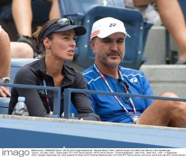 Belinda Bencic Team, Martina Hingis und Vater Ivan Bencic in der Spielerloge, Tennis - US Open 2015 - Grand Slam ITF ATP Tennis Herren WTA Tennis Damen - Flushing Meadows - New York - New York - USA - 4 September 2015. Juergen Hasenkopf