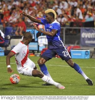 Aktuell Fußball, Nationalteam USA - Peru Sept. 4, 2015 - Washington, D.C, U.S - GYASI ZARDES of the USA fakes out a defender during an International Friendly Länderspiel between the United States and Peru at RFK Stadium in Washington, DC. United Sates vs. Peru in Washington, D.C. - ZUMAg196