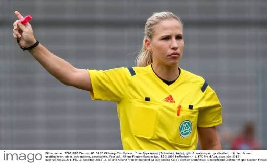Ines Appelmann (Schiedsrichterin), gibt Anweisungen, gestikuliert, mit den Armen gestikulieren, gives instructions, gesticulate, Fussball, Allianz Frauen-Bundesliga, TSG 1899 Hoffenheim - 1. FFC Frankfurt, xozx