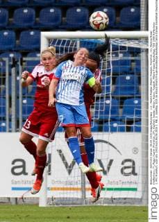 v.li.: Marith Prießen (Marith Priessen, Frankfurt, 13), Martina Moser (Hoffenheim, 7), Peggy Kuznik (Frankfurt, 27), Kopfball, header, Aktion, Action, Fussball, Allianz Frauen-Bundesliga, TSG 1899 Hoffenheim - 1. FFC Frankfurt, xozx