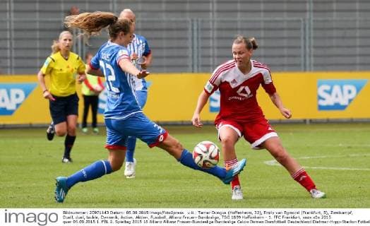 v.li.: Tamar Dongus (Hoffenheim, 32), Emily van Egmond (Frankfurt, 5), Zweikampf, Duell, duel, tackle, Dynamik, Action, Aktion, Fussball, Allianz Frauen-Bundesliga, TSG 1899 Hoffenheim - 1. FFC Frankfurt, xozx