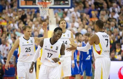 Basketball Berlin 05.09.2015 Eurobasket 2015 Europameisterschaft der Herren Deutschland (GER) - Island (ISL) Jubel Deutschland Dennis Schröder Schroeder (Deutschland, No.17) Anton Gavel (Deutschland, No.25) Alex King (Deutschland, No.07) Dirk Nowitzki (Deutschland, No.14)