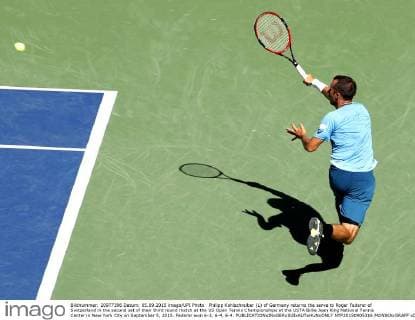 Philipp Kohlschreiber (L) of Germany returns the serve to Roger Federer of Switzerland in the second set of their third round match at the US Open Tennis Championships at the USTA Billie Jean King National Tennis Center in New York City on September 5, 2015. Federer won 6-3, 6-4, 6-4.  NYP20150905316 MONIKAxGRAFF
