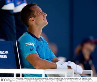 Philipp Kohlschreiber (GER) sitzt auf seinem Stuhl waehrnd der Spielpause, Tennis - US Open 2015 - Grand Slam ITF ATP Tennis Herren WTA Tennis Damen - Flushing Meadows - New York - New York - USA - 5 September 2015. Juergen Hasenkopf