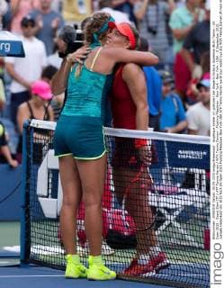 Angelique Kerber (r) gratuliert der Siegerin Victoria Azarenka (BLR) Tennis - US Open 2015 - Grand Slam ITF ATP Tennis Herren WTA Tennis Damen - Flushing Meadows - New York - New York - USA - 5 September 2015. Juergen Hasenkopf
