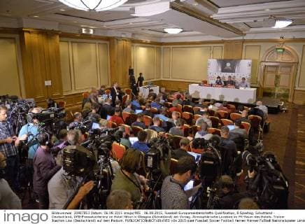 06.09.2015, Fussball Europameisterschafts-Qualifikation, 8.Spieltag, Schottland - Deutschland, DFB-Pressekonferenz im Hotel Hilton in Glasgow (Schottland) am Vortag. Atmosphärische Location im PK-Raum des Hotels. Trainer Joachim Löw (Deutschland) auf dem Podium. 