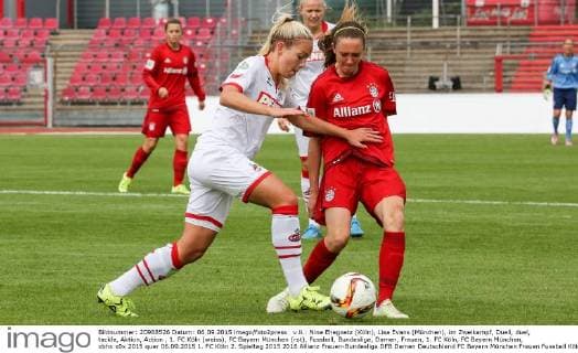 v.li.: Nina Ehegoetz (Köln), Lisa Evans (München), im Zweikampf, Duell, duel, tackle, Aktion, Action , 1. FC Köln (weiss), FC Bayern München (rot), Fussball, Bundesliga, Damen, Frauen, 1. FC Köln, FC Bayern München, xbhx