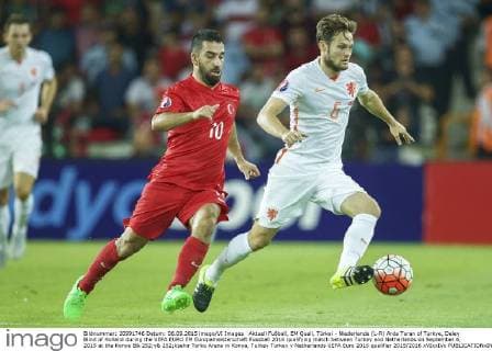 Aktuell Fußball, EM Quali, Türkei - Niederlande (L-R) Arda Turan of Turkye, Daley Blind of Holland during the UEFA EURO EM Europameisterschaft Fussball 2016 qualifying match between Turkey and Netherlands on September 6, 2015 at the Konya B& 252;y& 252;ksehir Torku Arena in Konya, Turkey Turkey v Netherlands UEFA Euro 2016 qualifier 2015 2016 xVIxxIVx 4286480