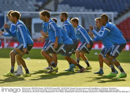 06.09.2015, Fussball Europameisterschafts-Qualifikation, 8.Spieltag, Schottland - Deutschland, Training der Deutschen am Vortag im Hampden Park in Glasgow (Schottland). v.l. Thomas Müller (Deutschland), Mats Hummels (Deutschland), Shkodran Mustafi (Deutschland), Mario Götze (Deutschland) und Jerome Boateng (Deutschland) 