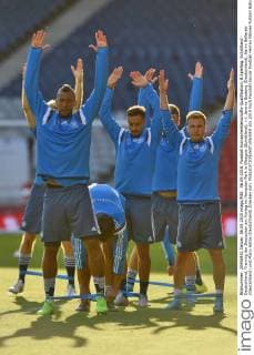 06.09.2015, Fussball Europameisterschafts-Qualifikation, 8.Spieltag, Schottland - Deutschland, Training der Deutschen am Vortag im Hampden Park in Glasgow (Schottland). v.l. Jerome Boateng (Deutschland), Karim Bellarabi (Deutschland) und Mario Götze (Deutschland) strecken sich. 