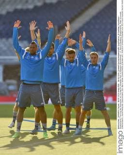 06.09.2015, Fussball Europameisterschafts-Qualifikation, 8.Spieltag, Schottland - Deutschland, Training der Deutschen am Vortag im Hampden Park in Glasgow (Schottland). v.l. Jerome Boateng (Deutschland), Mats Hummels (Deutschland), Karim Bellarabi (Deutschland) und Mario Götze (Deutschland) strecken sich. 