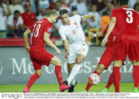 Aktuell Fußball, EM Quali, Türkei - Niederlande (L-R) Caner Erkin of Turkye, Robin van Persie of Holland, Ozan Tufan of Turkye, Hakan Balta of Turkye during the UEFA EURO EM Europameisterschaft Fussball 2016 qualifying match between Turkey and Netherlands on September 6, 2015 at the Konya B& 252;y& 252;ksehir Torku Arena in Konya, Turkey Turkey v Netherlands UEFA Euro 2016 qualifier 2015 2016 xVIxxIVx 4286684