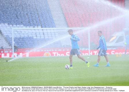 Thomas Mueller und Mario Goetze unter dem Rasensprenger - Deutsche Nationalmannschaft Abschlusstraining, Hampden Park Glasgow