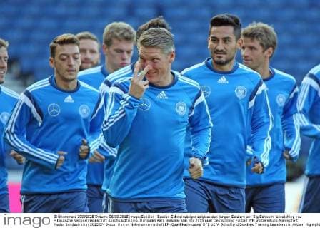 Bastian Schweinsteiger zeigt es den jungen Spielern an: Big Schweini is watching you - Deutsche Nationalmannschaft Abschlusstraining, Hampden Park Glasgow