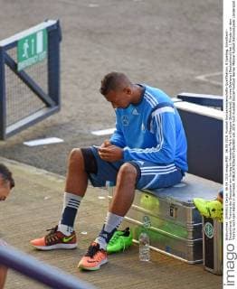 06.09.2015, Fussball Europameisterschafts-Qualifikation, 8.Spieltag, Schottland - Deutschland, Training der Deutschen am Vortag im Hampden Park in Glasgow (Schottland). Jerome Boateng (Deutschland) hat 1 Minute vor dem Training noch sein Handy in der Hand. 
