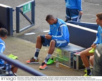 06.09.2015, Fussball Europameisterschafts-Qualifikation, 8.Spieltag, Schottland - Deutschland, Training der Deutschen am Vortag im Hampden Park in Glasgow (Schottland). Jerome Boateng (Deutschland) hat 1 Minute vor dem Training noch sein Handy in der Hand. 